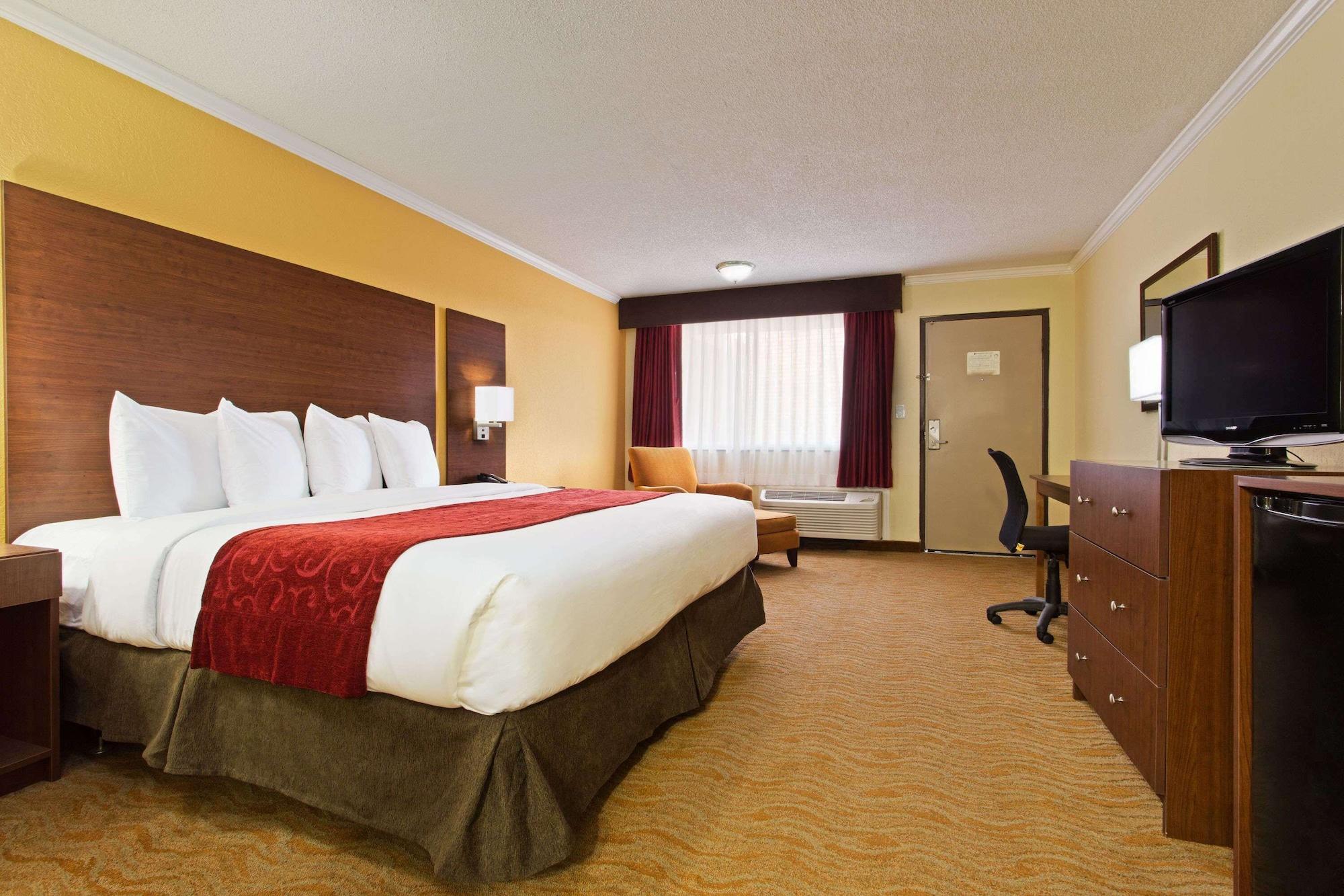 Ramada By Wyndham Tampa Westshore Airport South Extérieur photo