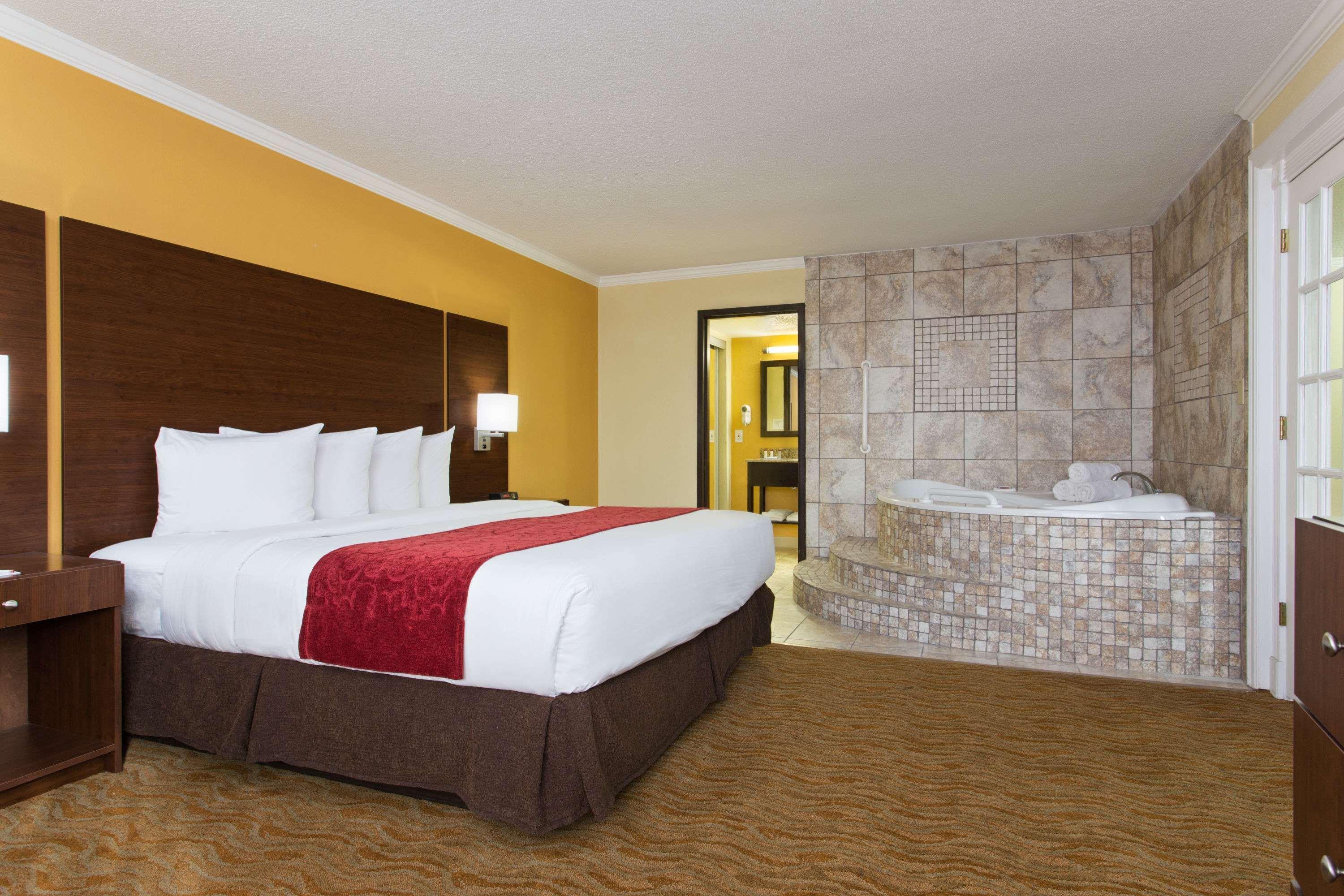 Ramada By Wyndham Tampa Westshore Airport South Extérieur photo