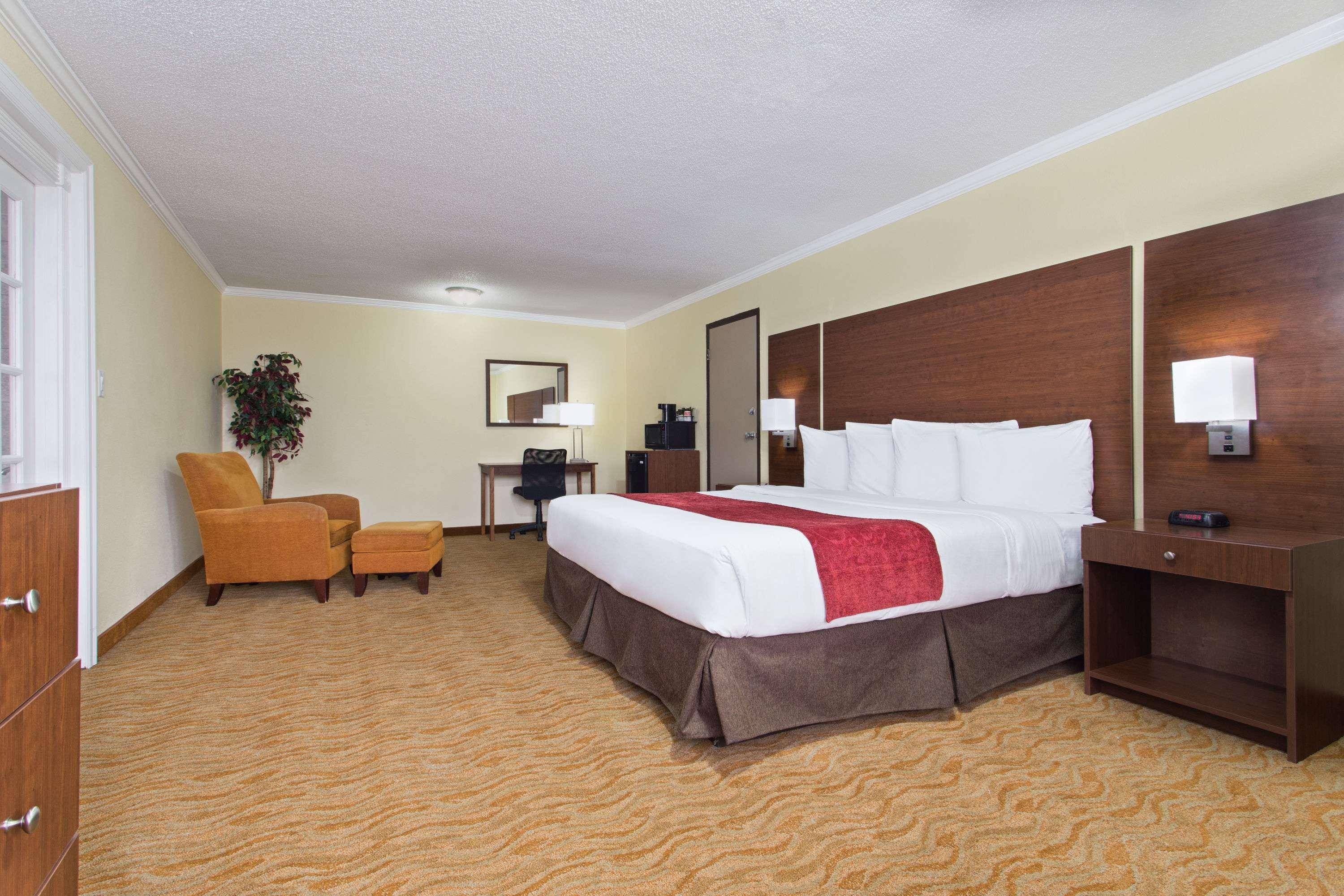 Ramada By Wyndham Tampa Westshore Airport South Extérieur photo