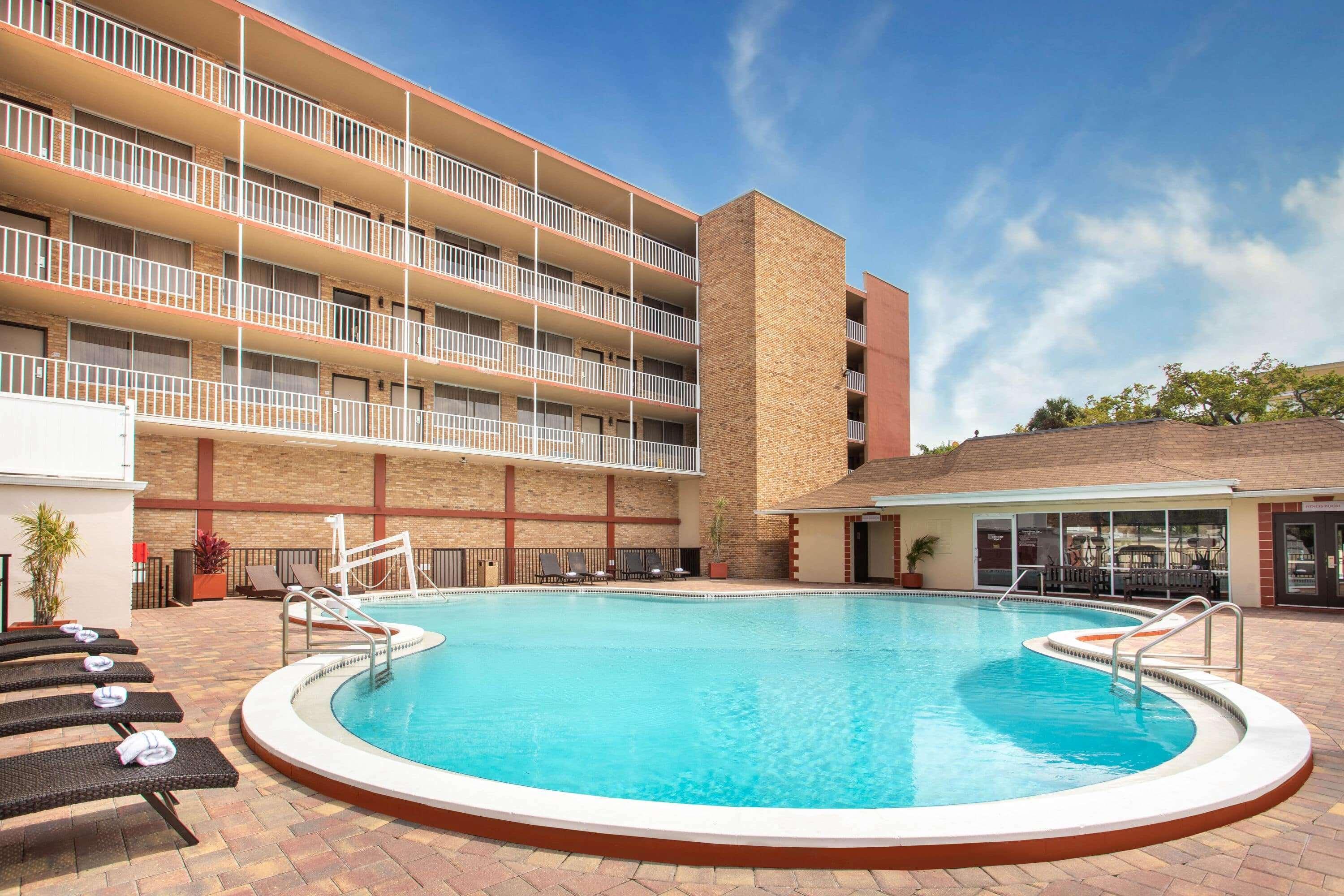 Ramada By Wyndham Tampa Westshore Airport South Extérieur photo