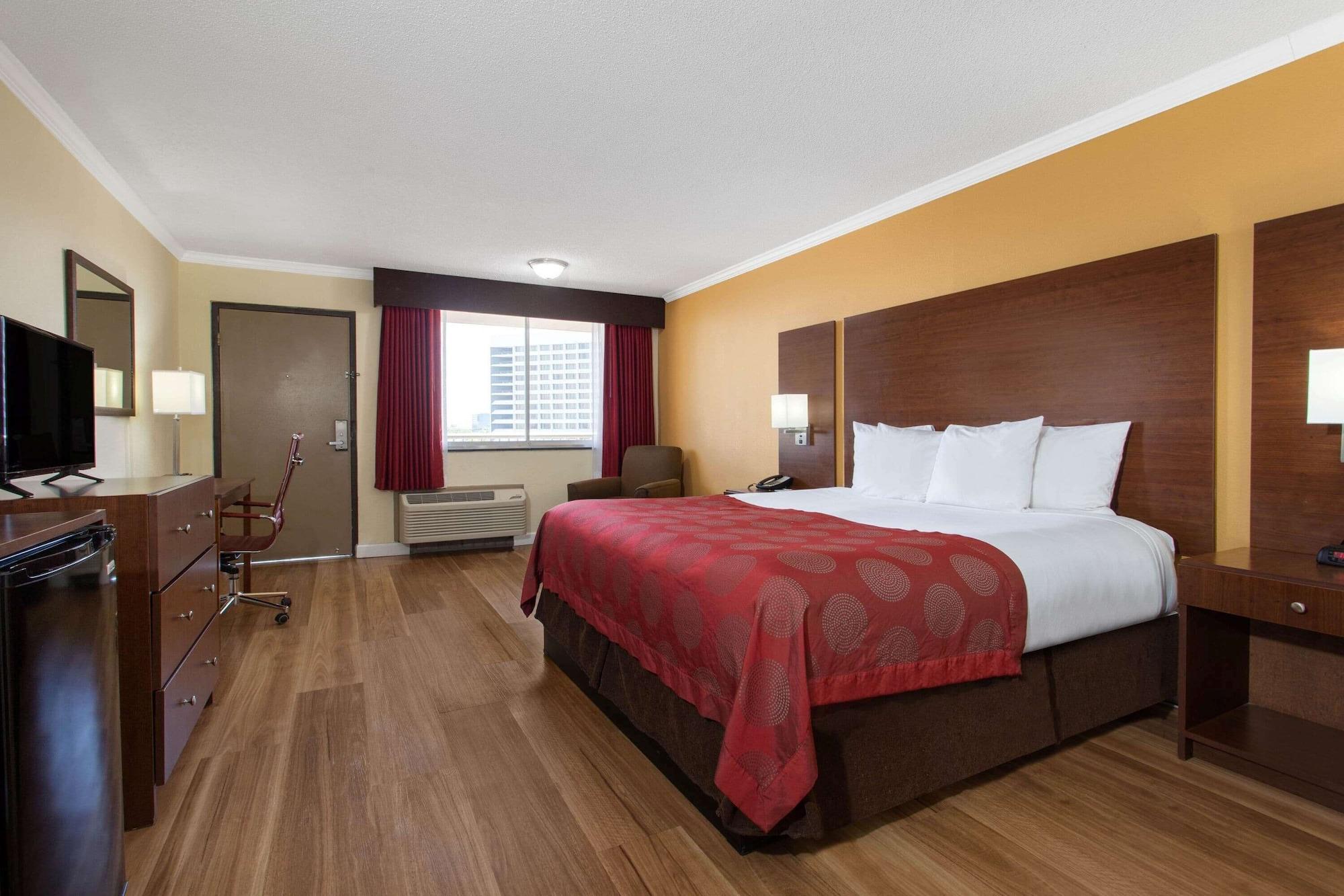 Ramada By Wyndham Tampa Westshore Airport South Extérieur photo